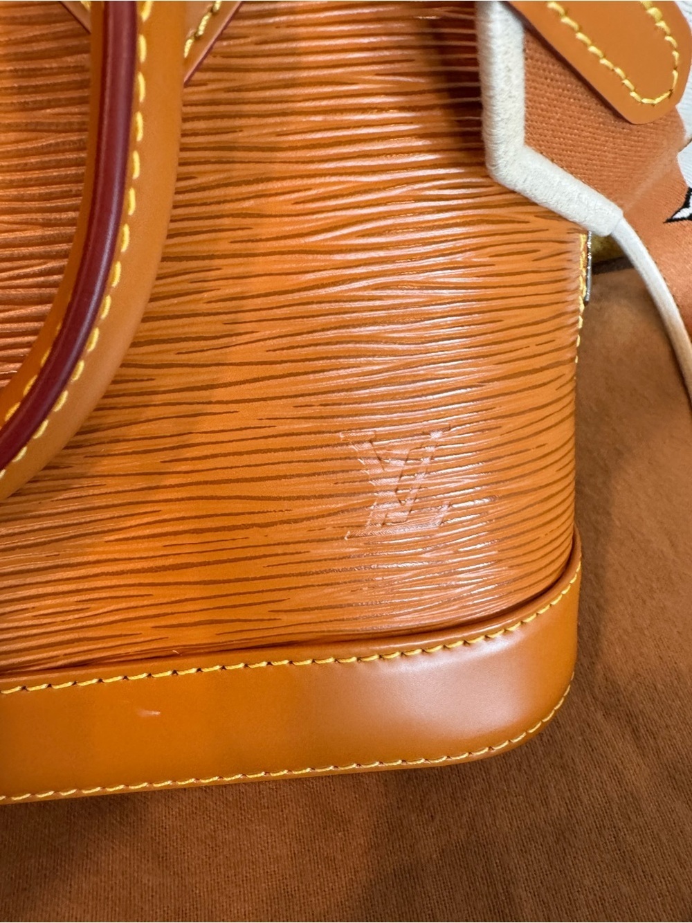 Louis Vuitton Epi Jacquard Alma BB limited edition color in Honey Gold. - Picture 8 of 11